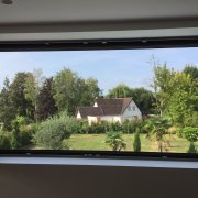 Fenêtre ouverte avec moustiquaire verticale Roll Up