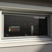 Fenêtre avec moustiquaire verticale