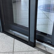 Détail du rail d'une moustiquaire à enroulement latéral sur porte-fenêtre