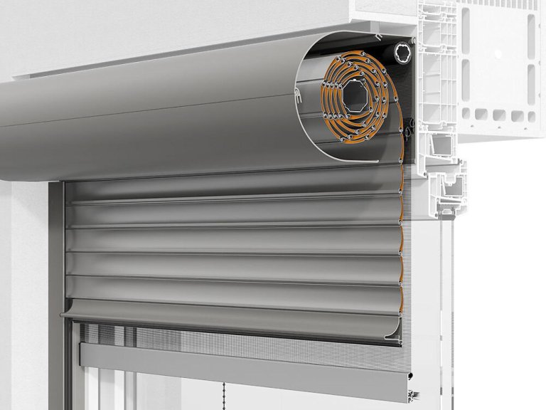 Détail d'un volet roulant solaire Rondo XP de Roma avec moustiquaire