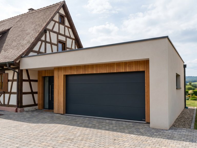 Porte de garage sectionnelle motorisée posée par Technilux en Alsace