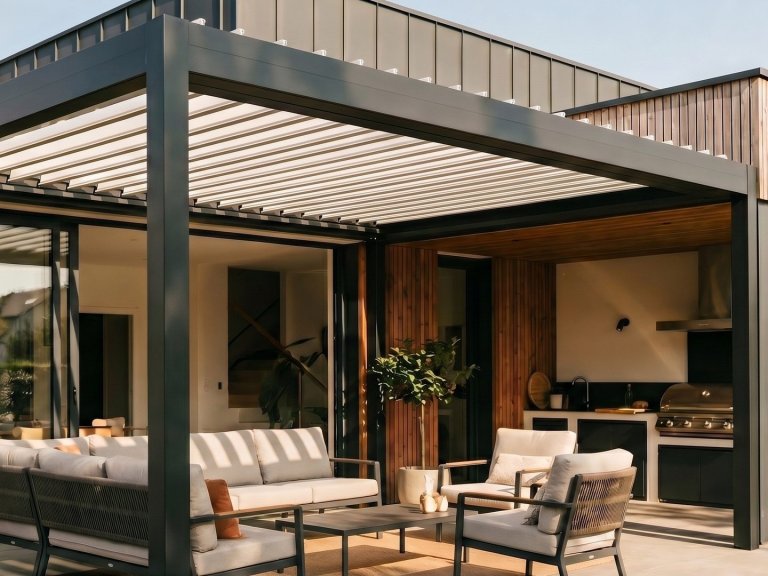 Pergola bioclimatique aluminium à lames orientables avec cuisine extérieure, réalisation Technilux
