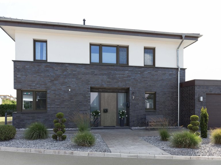 Poignée et serrure multipoints d'une porte d'entrée aluminium, gage de sécurité