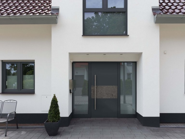 Porte d'entrée aluminium anthracite au style design, modèle KOMPOtherm sur-mesure