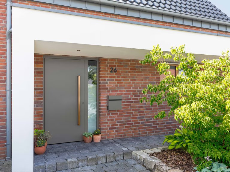 Porte d'entrée aluminium installée sur une maison en Alsace par Technilux, finitions soignées