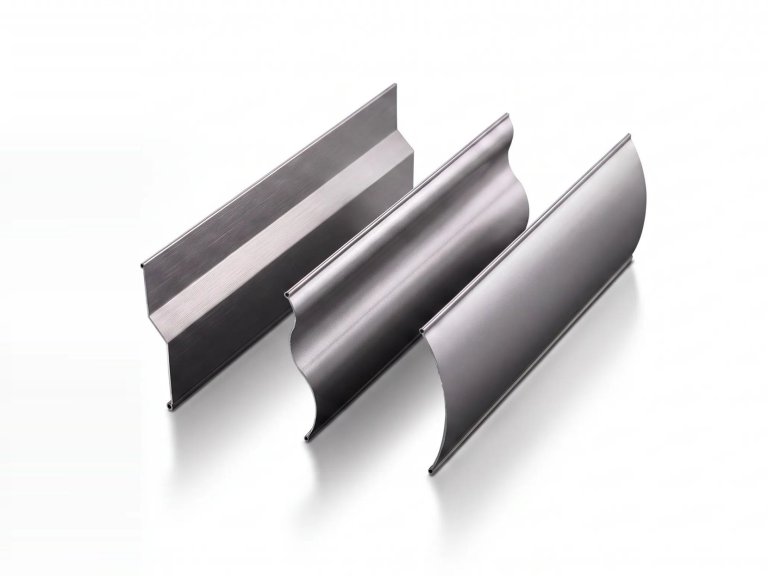 profils de lames de brise-soleil orientable ROMA en aluminium