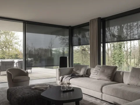 Store toile zipSCREEN sur grande surface vitrée