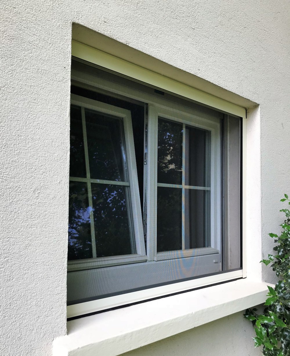 Moustiquaire enroulable installée sur une fenêtre PVC à Mulhouse