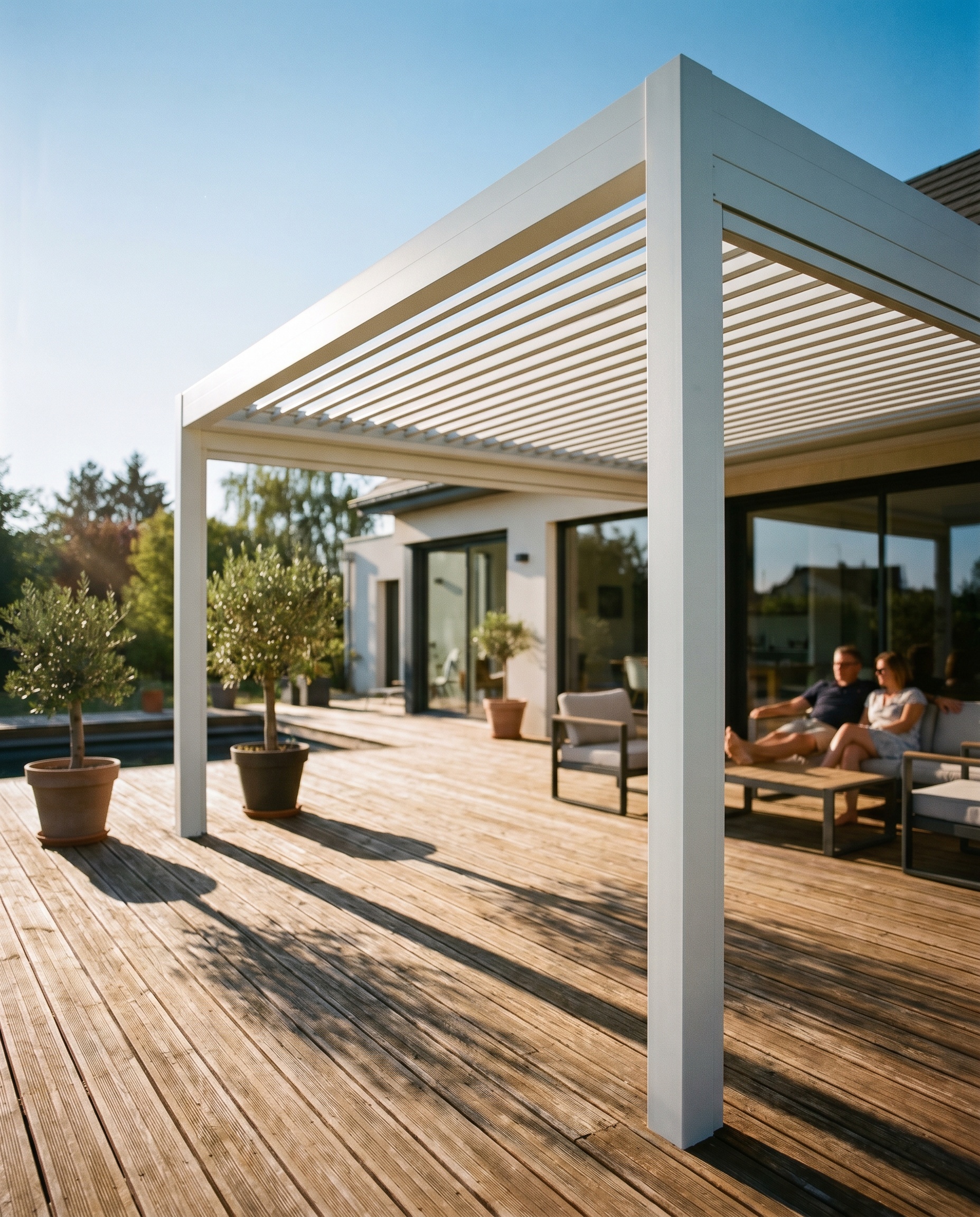 Pergola bioclimatique en aluminium blanc installée sur une terrasse à Mulhouse